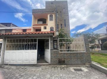 Casa · 225m² · 6 Habitaciones · 1 Estacionamiento · Conocoto en Venta Casa 2 Departamentos 1 en Planta Baja