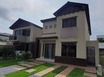 Casa de 5 habitaciones, Guayaquil · Casa en Venta Isla Celeste de Estreno