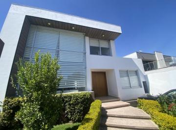 Casa · 550m² · 6 Habitaciones · 7 Estacionamientos · Casa de Venta Ubicada Dentro de La Urbanización La Primavera. Independiente, Sin Adosar