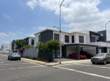 Ideal para familias grandes o para inversiones de alquiler de estadía corta o al · Propiedad en Portón del Río— Amplia Moderna y con Piscina