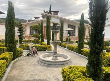 Casa · 270m² · 3 Habitaciones · 4 Estacionamientos · Casa en Venta en La Pampa