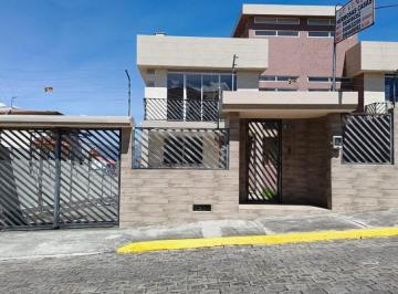Casa · 285m² · 4 Estacionamientos · Sangolquí, Urbanización del Ejercito