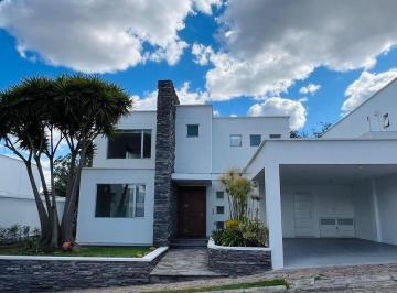 Casa · 380m² · 3 Habitaciones · 2 Estacionamientos · Casa de Renta Sector Tanda