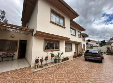 Casa de 6 habitaciones, Cuenca · Casa Esquinera en Venta en Sector Uda con Suite Independiente y Terraza