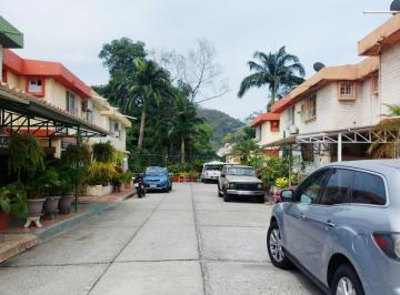 Casa de 3 habitaciones, Guayaquil · Se Vende Casa en Urdesa Central. Sector Privado.