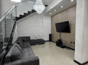 Casa de 4 habitaciones, Guayaquil · Casa Comercial 4 Hab / 2 Parqueos en Urdesa Central Av Las Monjas