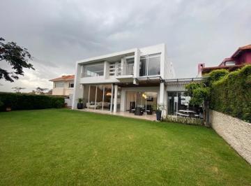 Casa · 398m² · 3 Habitaciones · 4 Estacionamientos · Casa en Venta Tanda, Sector Rancho San Francisco en Conjunto con Amplio Jardin
