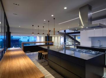 Casa de 4 habitaciones, Quito · En Venta Casa Lujo 823 m Constr, Piscina, Gym, Domotica. Urb. El Condado $850.000