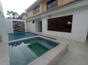 Piscina Privada · Venta de Casa en Ceibos Santa Cecilia