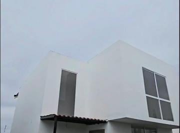 Casa · 192m² · 3 Habitaciones · 8 Estacionamientos · Exclusiva Propiedad en Venta en Los Gavilanez – Urbanización Manta Azul