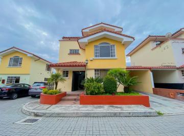 Casa de 4 habitaciones, Quito · Casa Esquinera en Venta a 2 Cuadras de La Espe
