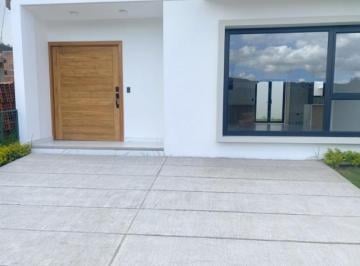 Casa · 240m² · 3 Habitaciones · 3 Estacionamientos · Lujosa Villa en Venta por Estrenar Challuabamba - Cuenca