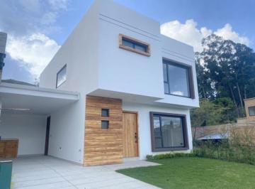 Casa · 240m² · 3 Habitaciones · 3 Estacionamientos · Lujosa Villa en Venta por Estrenar Challuabamba - Cuenca