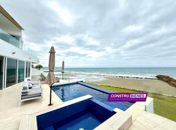 Casa · 399m² · 3 Habitaciones · 4 Estacionamientos · Casa Frente Al Mar en Urb. Marina Blue, Manta – Primera Línea Al Mar