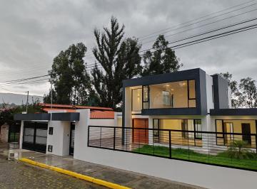 Casa · 450m² · 3 Habitaciones · 6 Estacionamientos · Casa en Venta Capelo