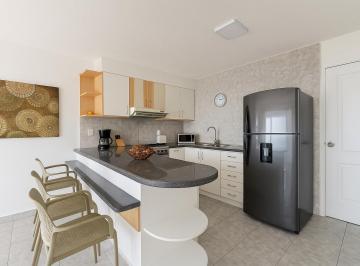 Suite · 58m² · 1 Habitación · 1 Estacionamiento · Suite Amoblada de 58 m² con Vista Al Mar en Manta