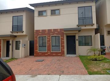 Casa de 3 habitaciones, Guayaquil · Venta de Casa Moderna en Urbanización Costa Brisa – Vía a La Costa