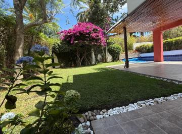 Casa de 9 habitaciones, Quito · En Venta Hermosa Casa, 4 Dorm., con Piscina Propia - Sector La Viña
