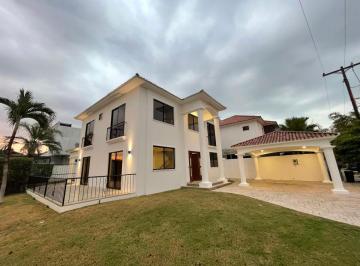 Casa de 4 habitaciones, Guayaquil · Vendo Casa en Urb. Estacias del Rio, Samborondon.