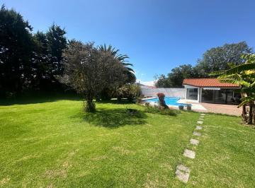 Casa · 800m² · 6 Habitaciones · 8 Estacionamientos · Casa con Piscina y Suite – Auqui Chico Cumbayá | Innova Real