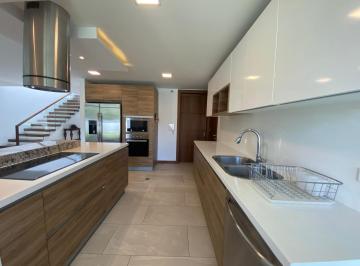 Casa de 3 habitaciones, Quito · Casa de 240 m², 3 Dorm. o Más en Venta en Nayón - Tanda