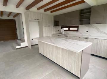 Casa de 4 habitaciones, Quito · Venta Casa Amplia Moderna, Excelente Ubicación