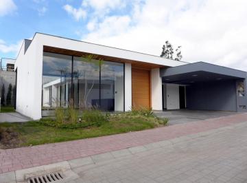 Casa · 246m² · 3 Habitaciones · 2 Estacionamientos · Hermosa Casa Independiente de Una Planta en Tumbaco
