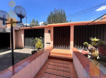 Casa · 300m² · 5 Habitaciones · 4 Estacionamientos · Casa Rentera de Venta en Centro Norte, Sector Jipijapa