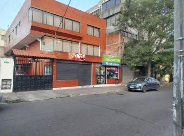 Casa de 1 habitación, Quito · Casa Comercial 2 Locales y 3 Departamentos Kennedy