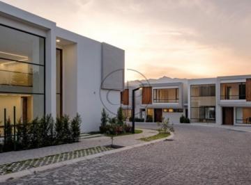 Casa · 201m² · 3 Habitaciones · 3 Estacionamientos · Puembo 366,89 m² en Venta Casa Esquinera Dos Plantas con Jardin y Pergola