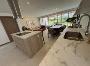 Casa · 201m² · 3 Habitaciones · 3 Estacionamientos · Puembo 366,89 m² en Venta Casa Esquinera Dos Plantas con Jardin y Pergola