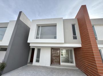 Casa · 216m² · 3 Habitaciones · 3 Estacionamientos · Puembo 247.75 m² en Venta Casa Esquinera Dos Plantas con Jardin y Pergola