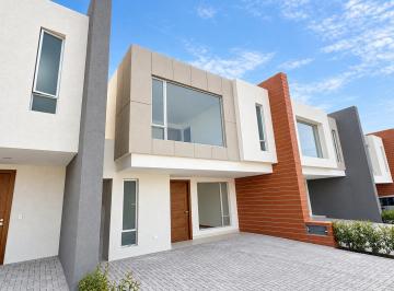 Casa · 158m² · 3 Habitaciones · 3 Estacionamientos · Puembo 182.88 m² en Venta Casa Esquinera Dos Plantas con Jardin y Pergola