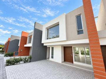 Casa · 158m² · 3 Habitaciones · 3 Estacionamientos · Puembo 182.88 m² en Venta Casa Esquinera Dos Plantas con Jardin y Pergola
