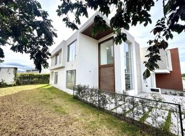 Casa · 212m² · 4 Habitaciones · 2 Estacionamientos · Puembo 366.89 m² en Venta Casa Dos Plantas Esquinera 4 Habitaciones con Jardin y Pergola