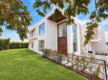 Casa · 212m² · 4 Habitaciones · 2 Estacionamientos · Puembo 366.89 m² en Venta Casa Dos Plantas Esquinera 4 Habitaciones con Jardin y Pergola