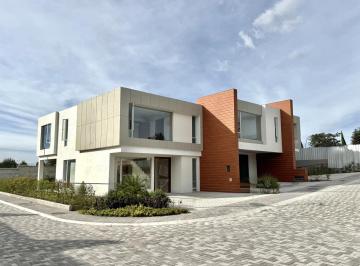 Casa · 163m² · 3 Habitaciones · 2 Estacionamientos · Puembo 243.88 m² en Venta Casa Esquinera Dos Plantas con Jardin y Pergola