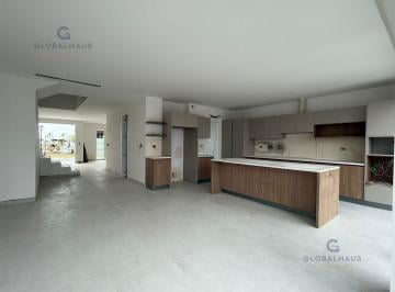 Casa · 245m² · 4 Habitaciones · 1 Estacionamiento · Venta de Casa en Urb. Aires Norte, 4 Hab. Piscina. V. J