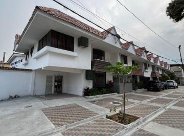 Departamento de 3 habitaciones, Guayaquil · Urdesa Central Se Vende Departamento con Patio!