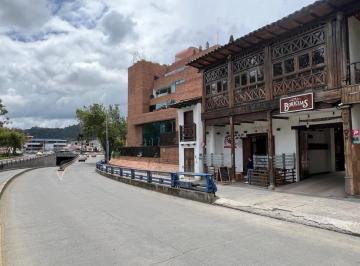 Local comercial · 65m² · 12 Estacionamientos · De Oportunidad Propiedad en Venta - Av 12 de Abril - Cuenca