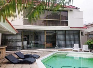 Casa de 4 habitaciones, Guayaquil · Se Vende Casa en Urdesa Central. Uso Comercial. Remodelada.