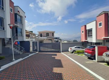 Casa de 4 habitaciones, Quito · Casa en Venta en Sector Santa Lucia