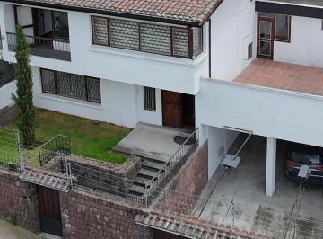 Casa · 323m² · 3 Habitaciones · 5 Estacionamientos · Vendo Casa con Alto Potencial en El Corazón de Quito, Coruña y Whymper – Ideal Para Vivienda Premium