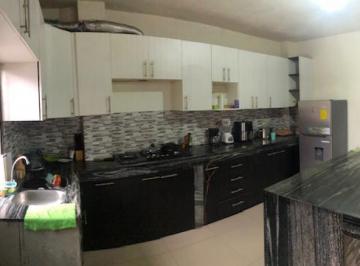 Casa de 8 habitaciones, Guayaquil · Vendo Casa Rentera - Tras Complejo Deportivo La Salle Pajaro Azul