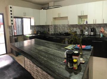 Casa de 8 habitaciones, Guayaquil · Vendo Casa Rentera - Tras Complejo Deportivo La Salle Pajaro Azul