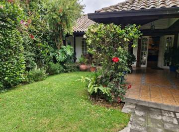 Casa de 3 habitaciones, Quito · Venta Casa Estílo Rústico Urb Condado