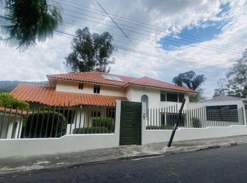 Casa · 547m² · 4 Habitaciones · 4 Estacionamientos · Casa de Lujo en Urbanización Exclusiva – Tumbaco, Sector Intervalles