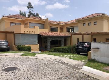 Casa · 542m² · 4 Habitaciones · 6 Estacionamientos · Casa de Venta Ubicada Dentro de Urbanización Ubicada en Nayón