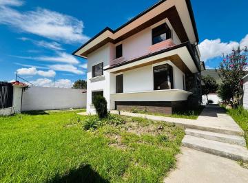 Casa de 5 habitaciones, Quito · Casa en Venta en La Pampa - Pomasqui.
