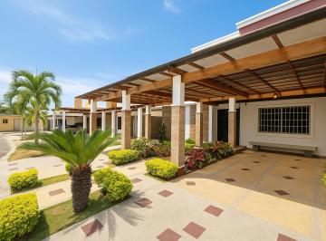 Casa · 140m² · 4 Habitaciones · 2 Estacionamientos · Casa Remodelada de 4 Dorm. en Ciudad del Sol, Manta